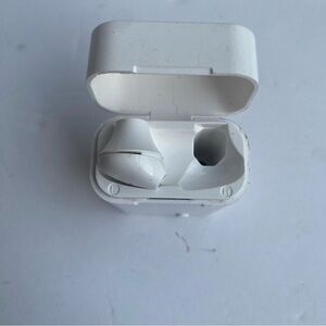 Travelocity White Wireless Earbud with Charging Case ONLY 1 earbud
